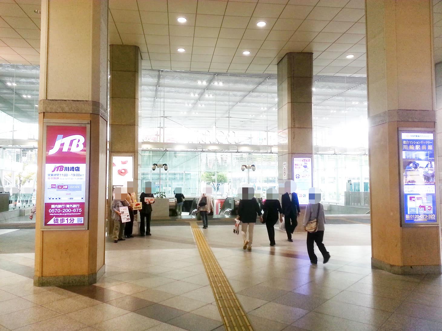 少し歩くとアゼリア（Azalea）の入口が見えてくるので、エスカレーター、もしくは階段を使って、1階まで降ります。