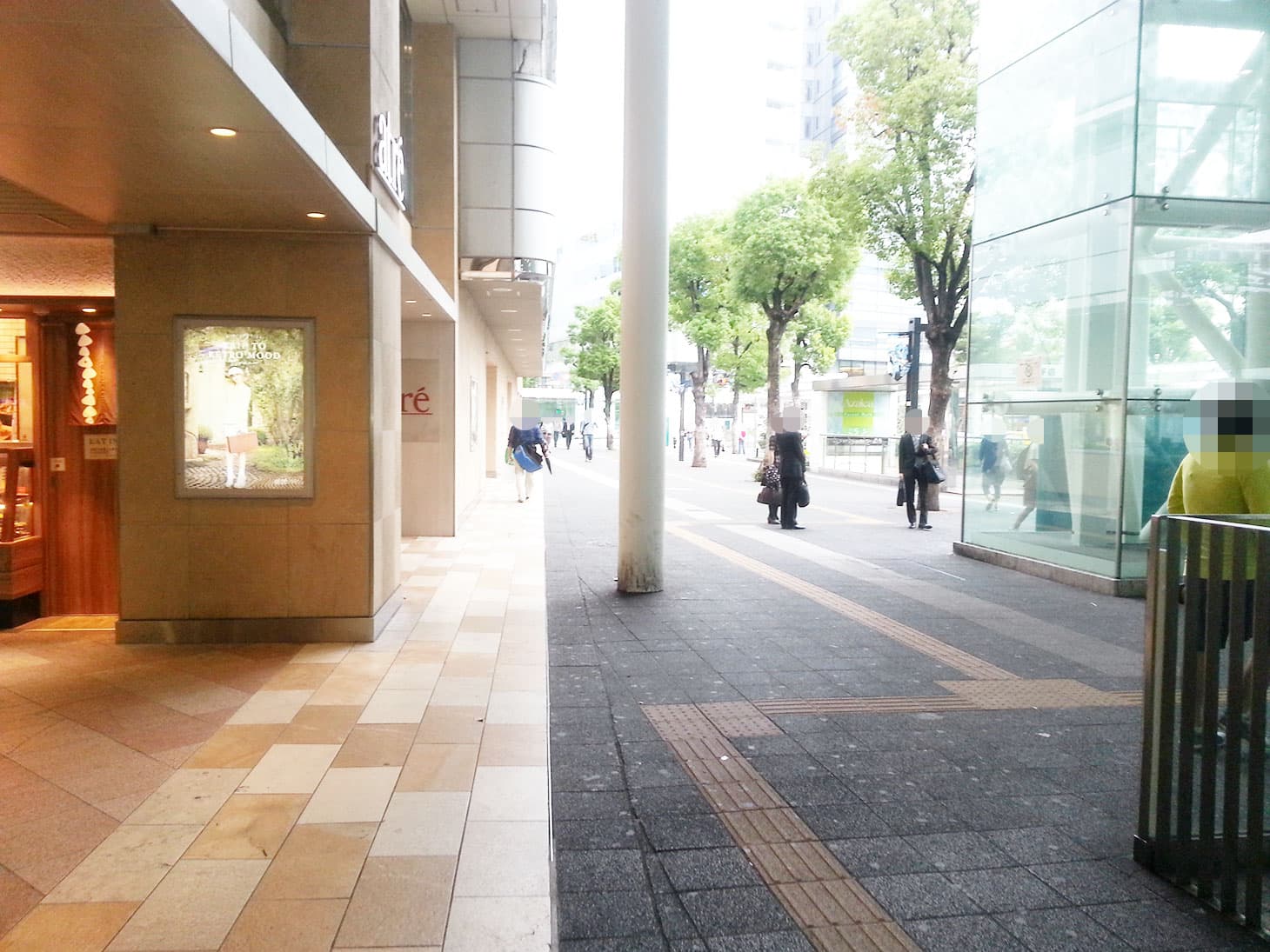 そのまままっすぐ進んで外に出て左方向に進むと、右手前方のビルの8階に川崎営業センターが見えてきます。