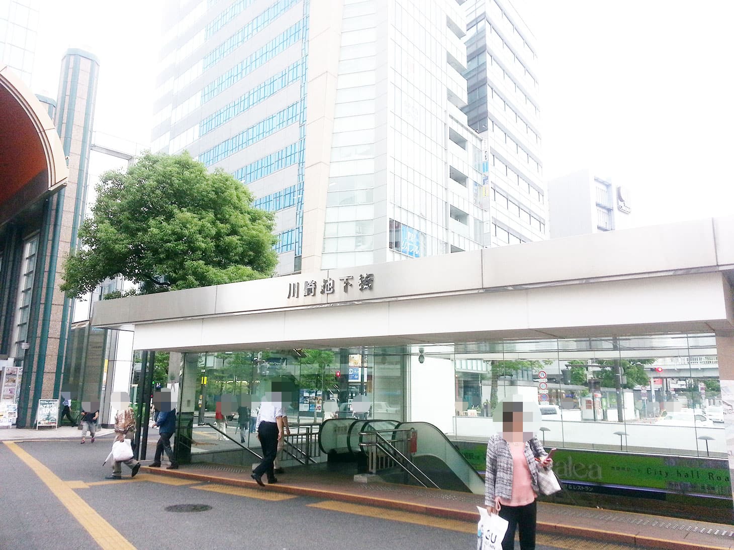 途中、右側に見える川崎地下街の入口を越えたら、右側に曲がり、「川崎駅前北」の信号がある交差点の方に進みます。