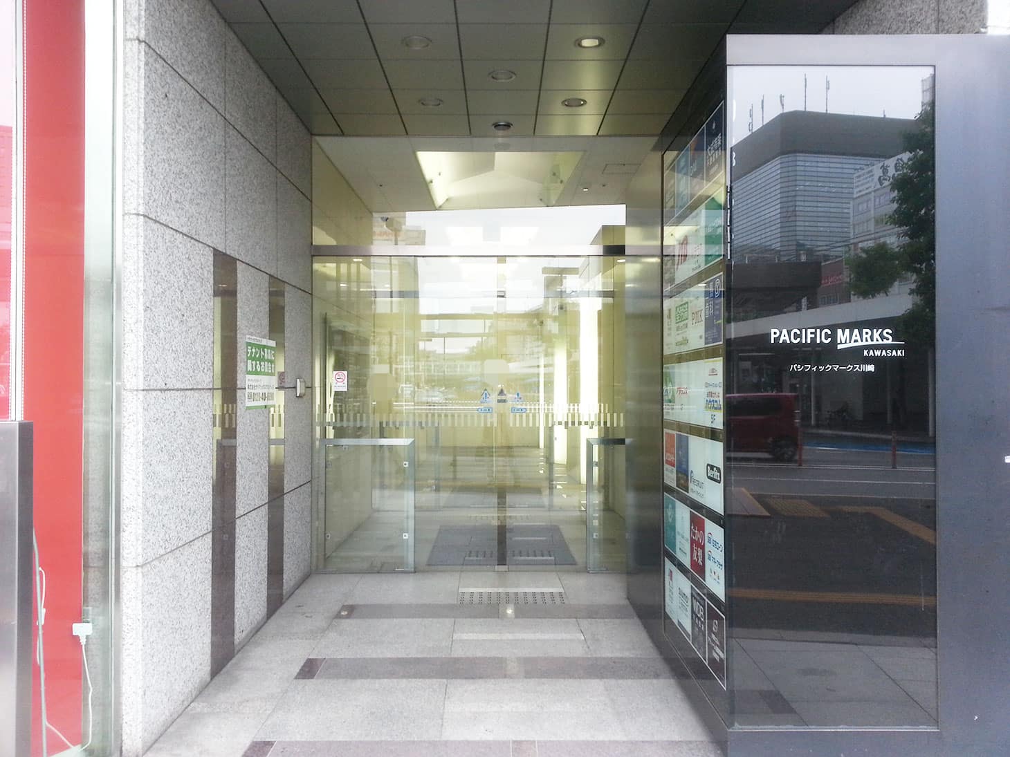 パリミキを越えるとすぐに、左手に入口が見えます。エレベーターで、8階までお越しください。