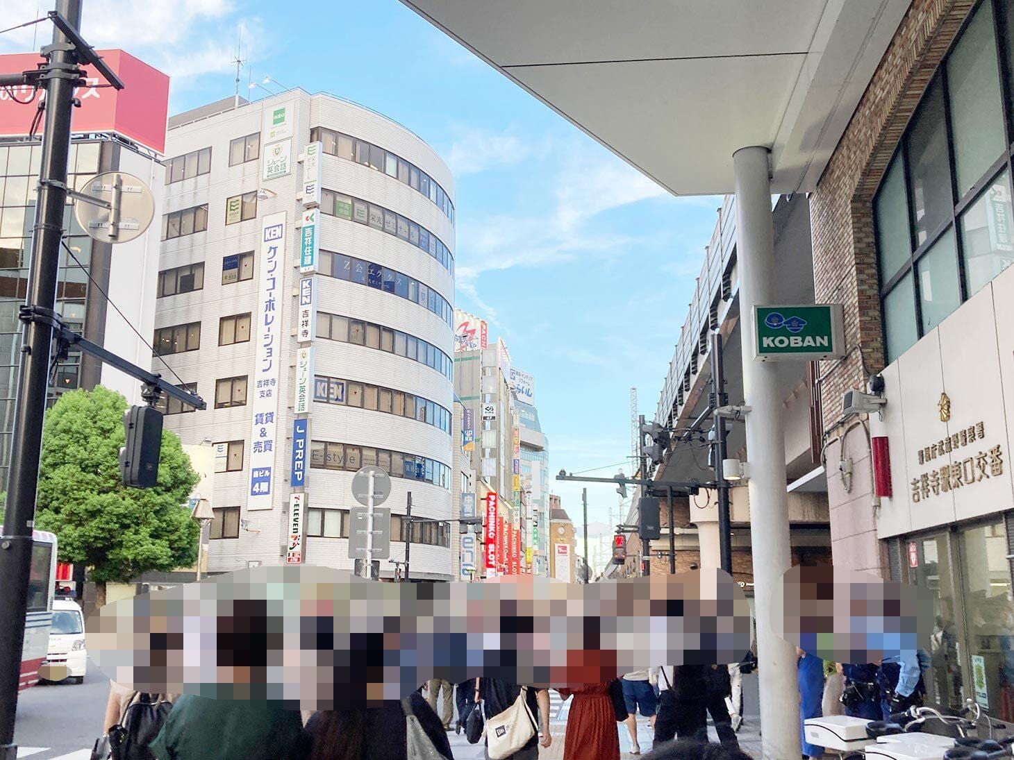 1階に降りたら、右手にある交番に向かって歩きます。