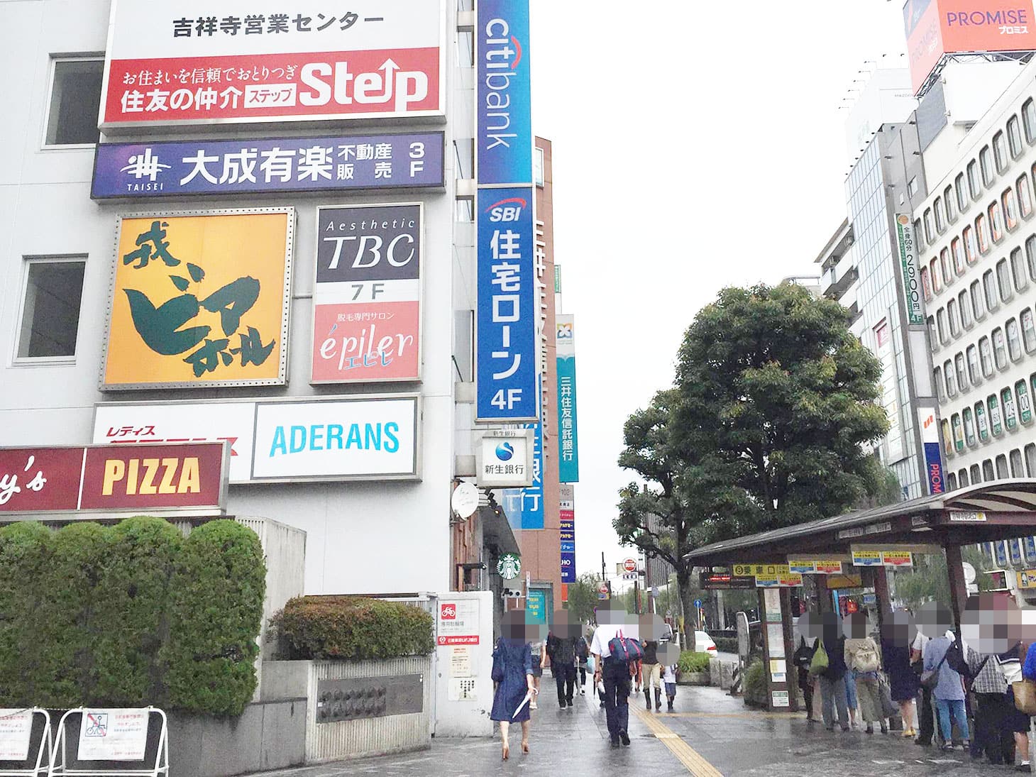 信号を渡り終えたら、そのまま進行方向に向かって歩きます。右手には、バス停が見えます。