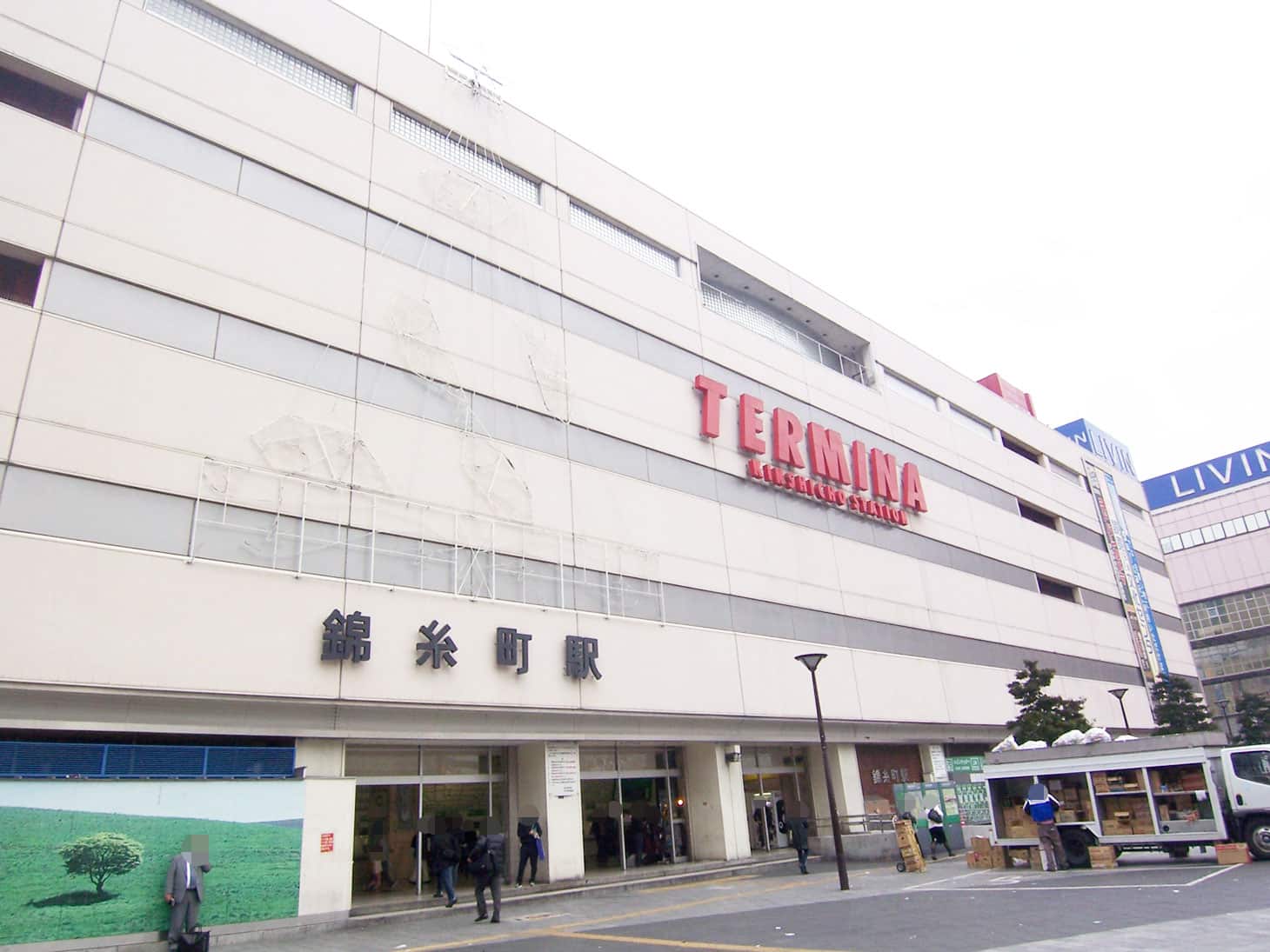 錦糸町駅の「南口」を出て右方向に進んでください。マルイがある方です。