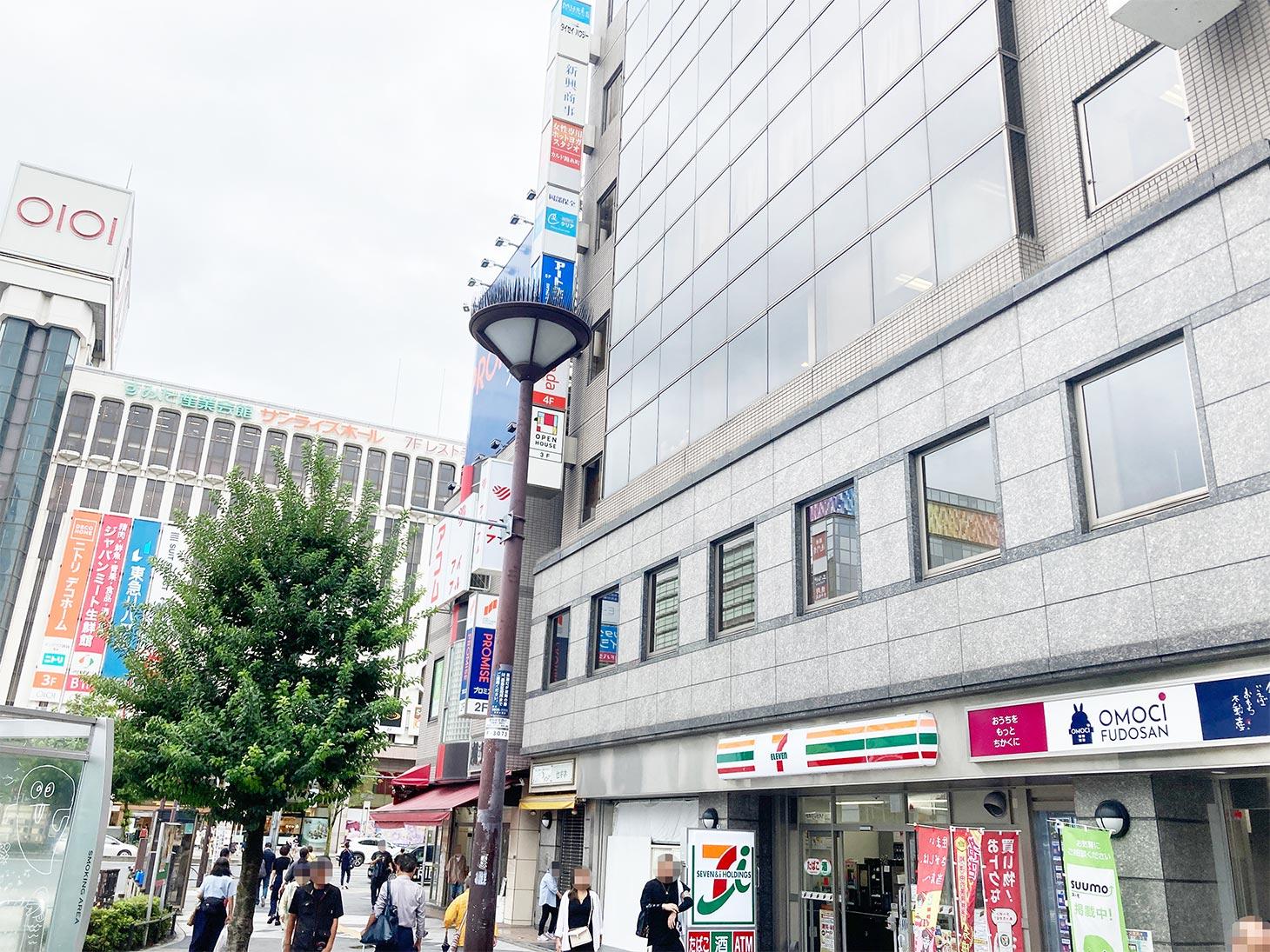 ロータリーを左手に見ながら、マルイ方面に進みます。右手には、1階に「セブンイレブン」があるビルが見えます。