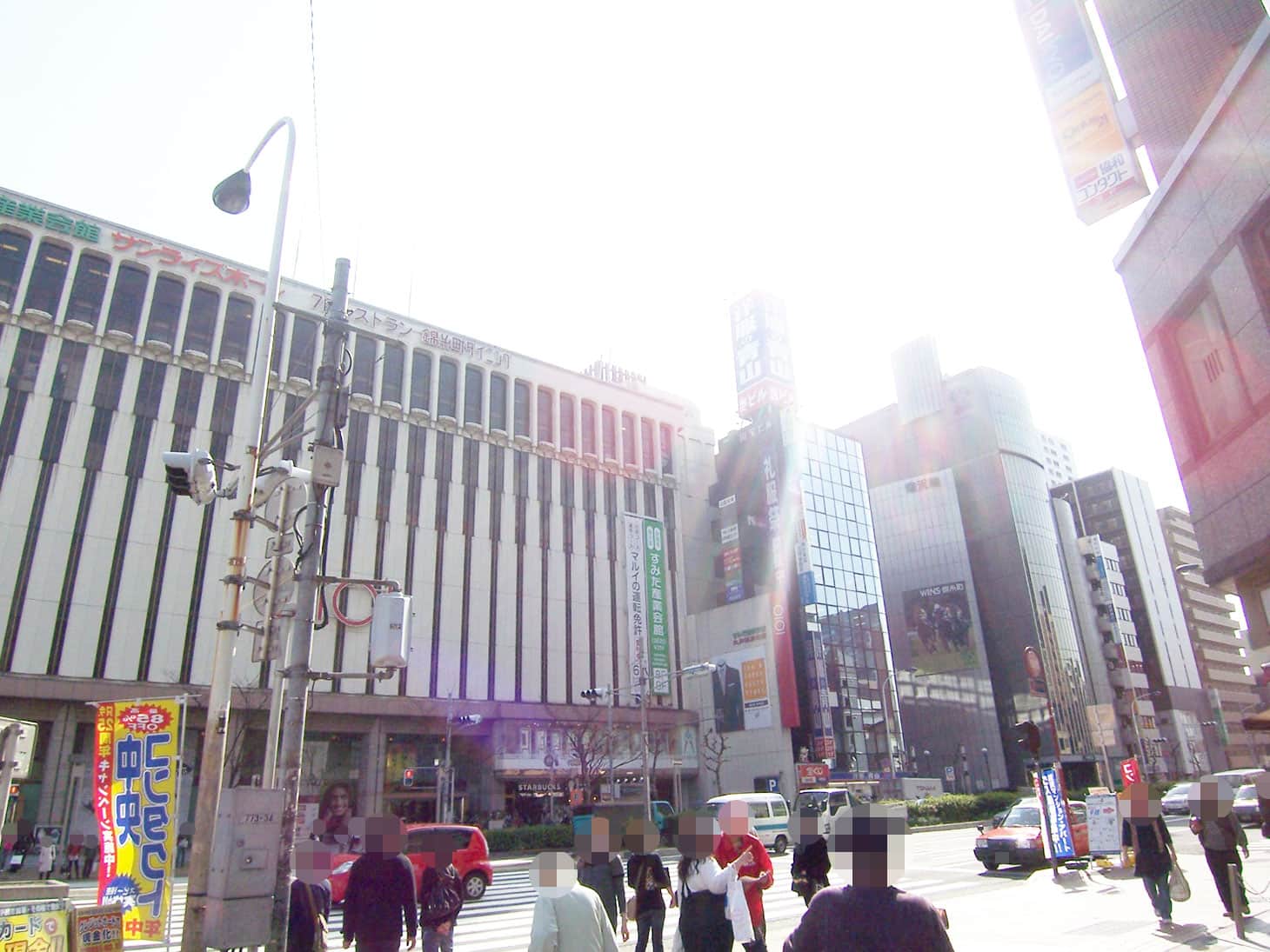 角のお魚・お惣菜屋さんを右に曲がります。向かいには、マルイが見えます。