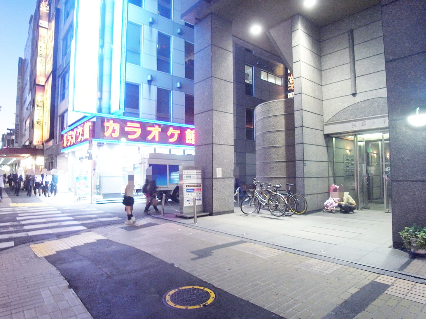 少し歩くとカラオケ館が見えます。カラオケ館の手前のビルに、当社の入口が見えてきます。