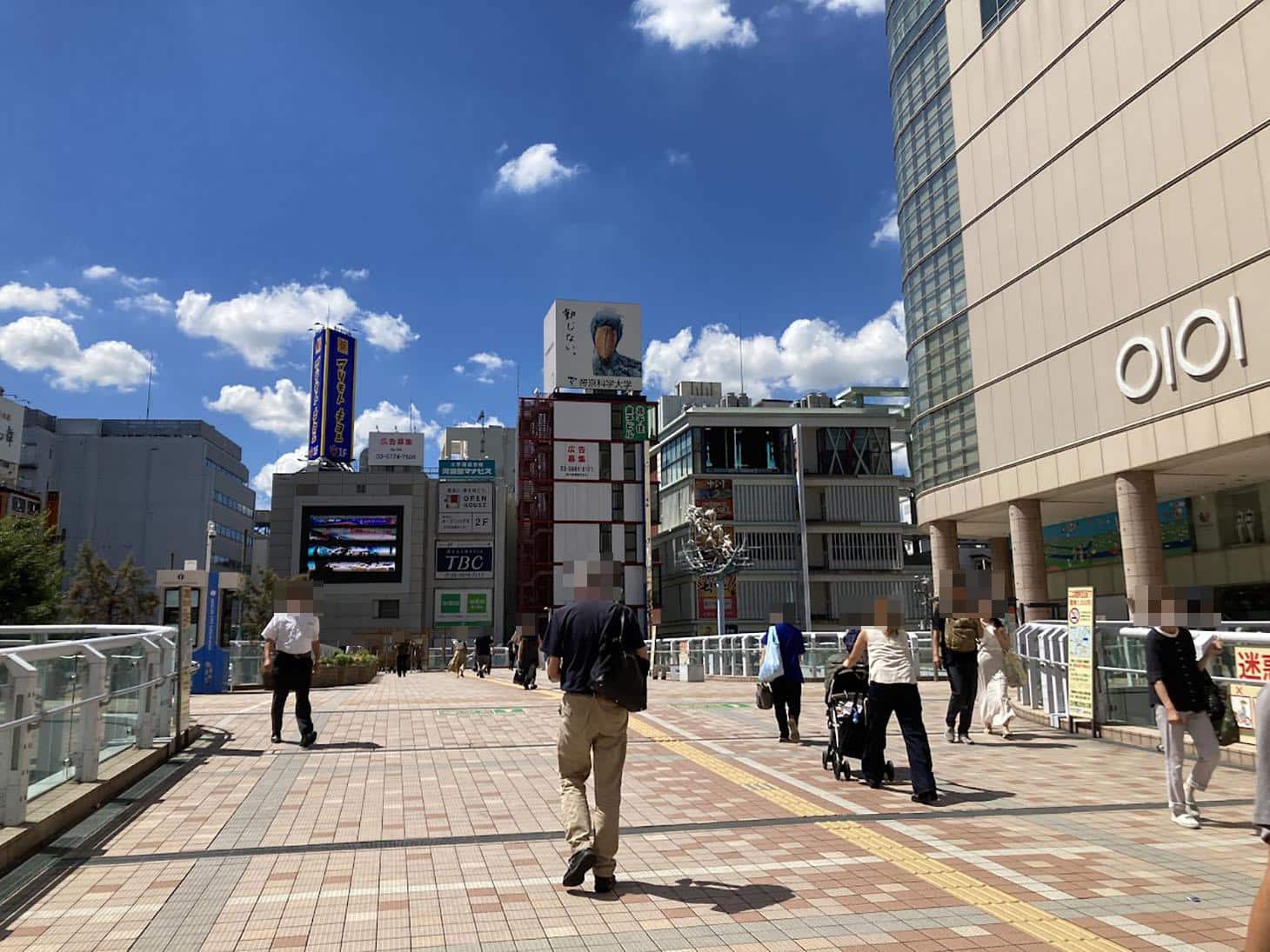 「西口駅前広場方面」の改札より西口に出ると、オーロラビジョン（あだちシティビジョン）や丸井の前に出ます。