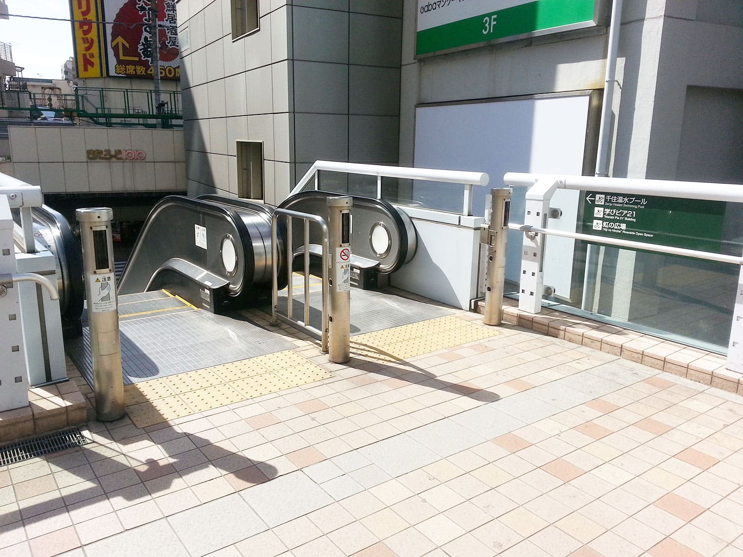 1階に降りたら、エレベーターの方は正面に、エスカレーターの方は右側に、カラオケ館が見えます。