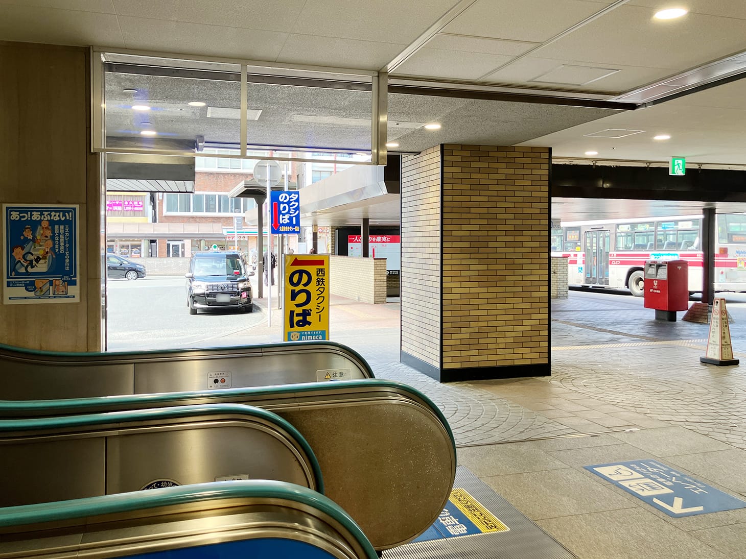 西口のタクシー乗り場をまっすぐ進みます。