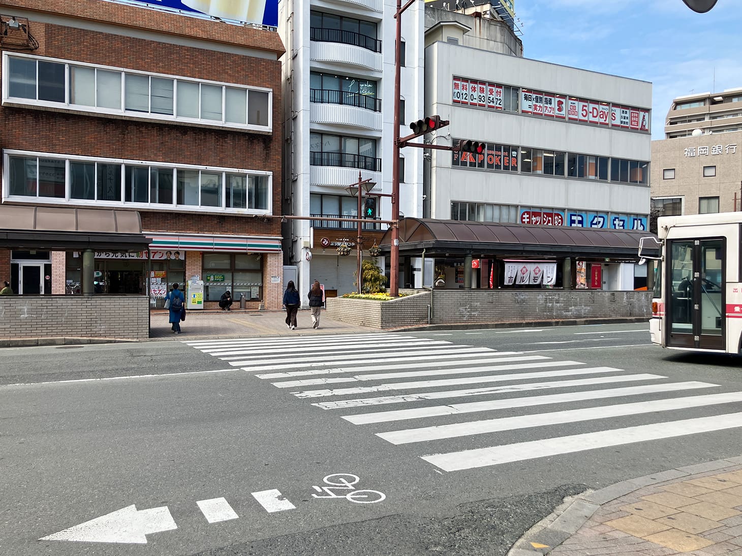 タクシー乗り場を過ぎて、横断歩道を渡り、右に曲がります。