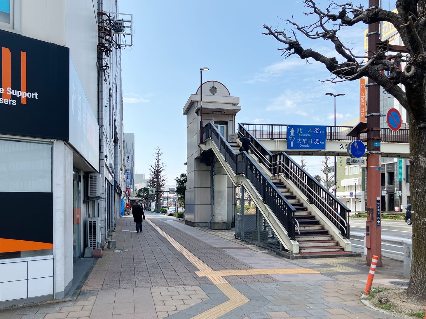 一つ目の角を左に曲がると、歩道橋が見えますので、大通り沿いにまっすぐ進みます。