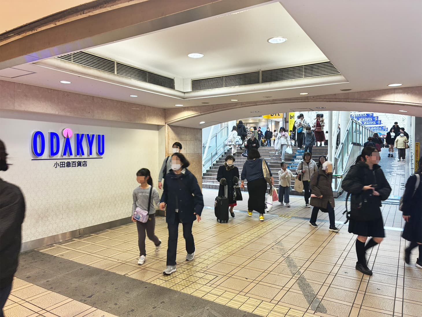 「ODAKYU」のロゴを目印に左折します。