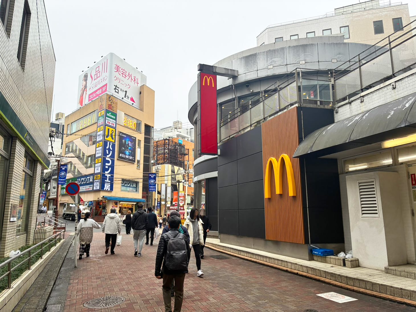 少し進むと右手に「マクドナルド」が見えてきますので、その角を右に曲がります。