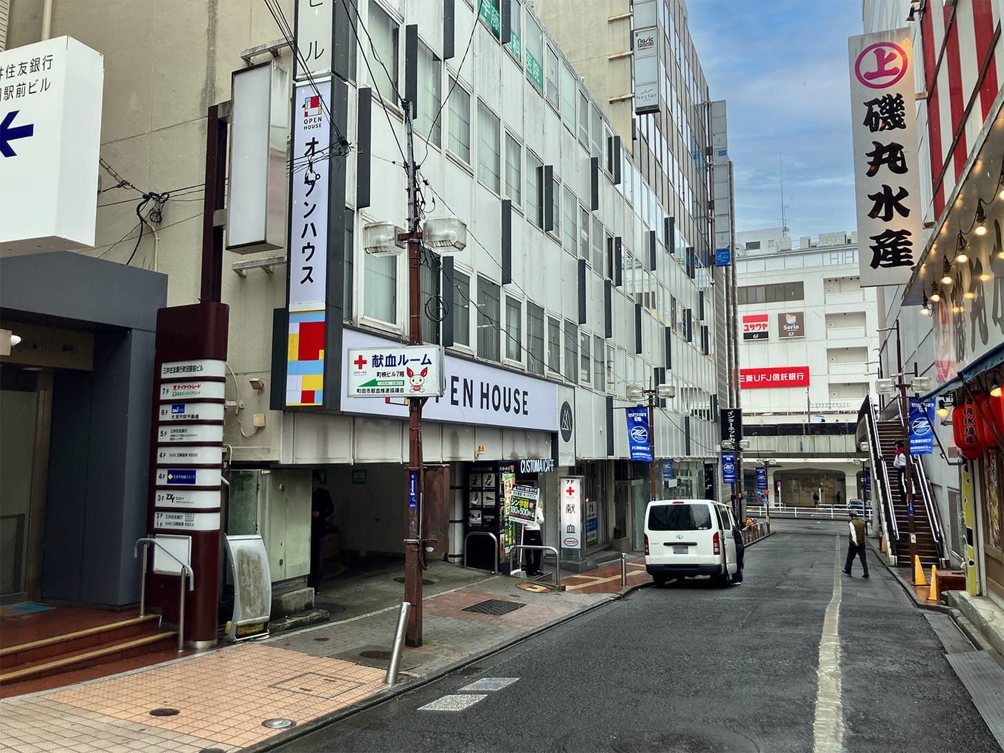 曲がってすぐ左手にある、建物が『町映ビル』です。