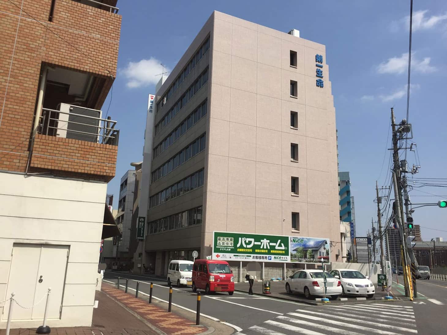 第一生命のビルやパーキングが見えたら、その角を左折します。