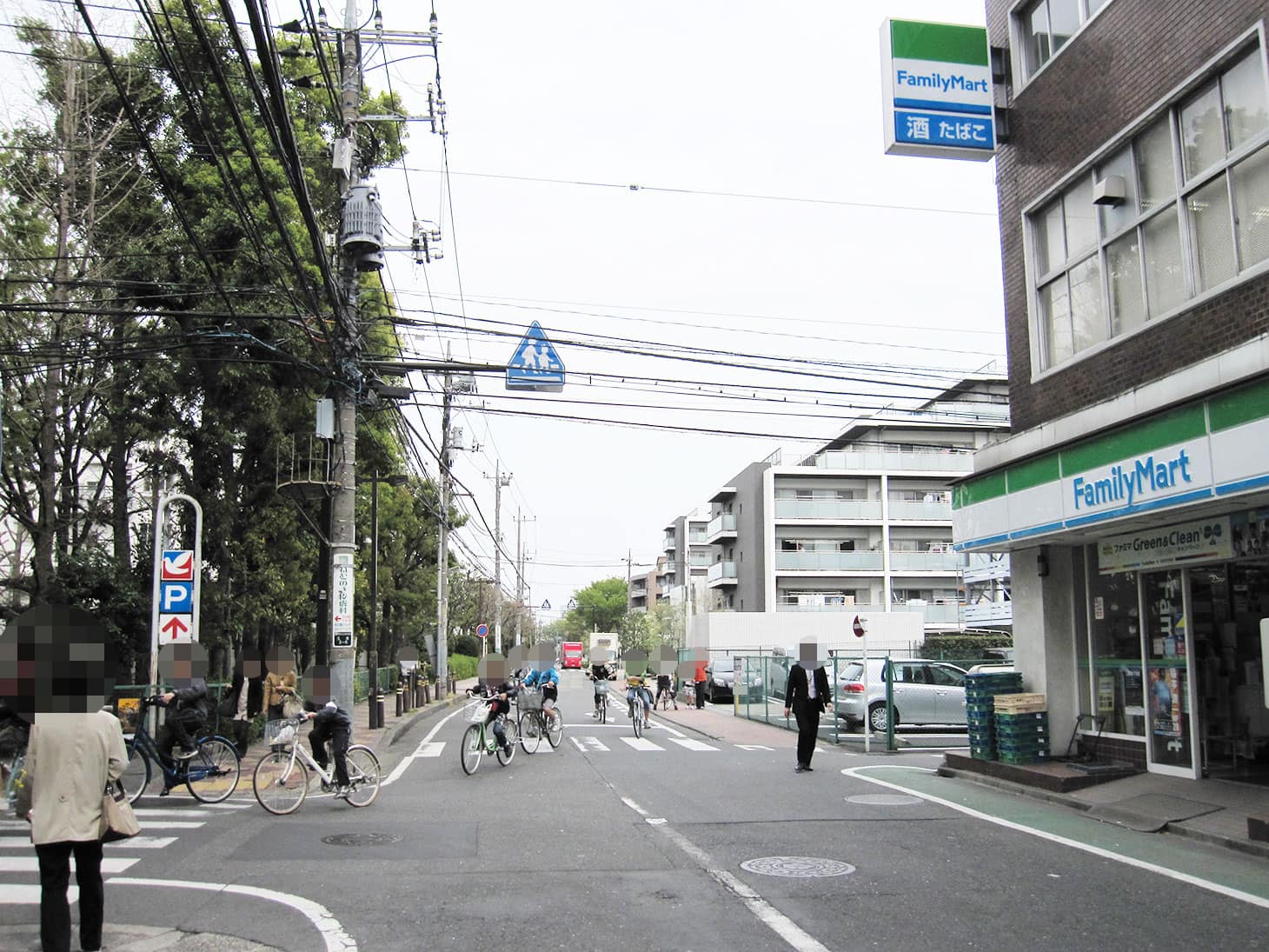 周辺は住宅街です。右手に「新溝ノ口ビル」が見えるまで、そのまま350mほど直進します。