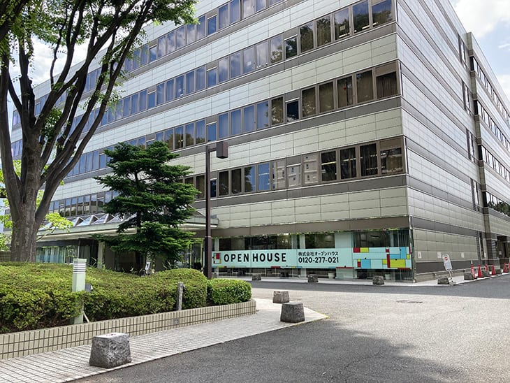 1階の窓面に会社ロゴの入ったフィルムが大きく張り出されていますので、こちらを目印にお越しください。