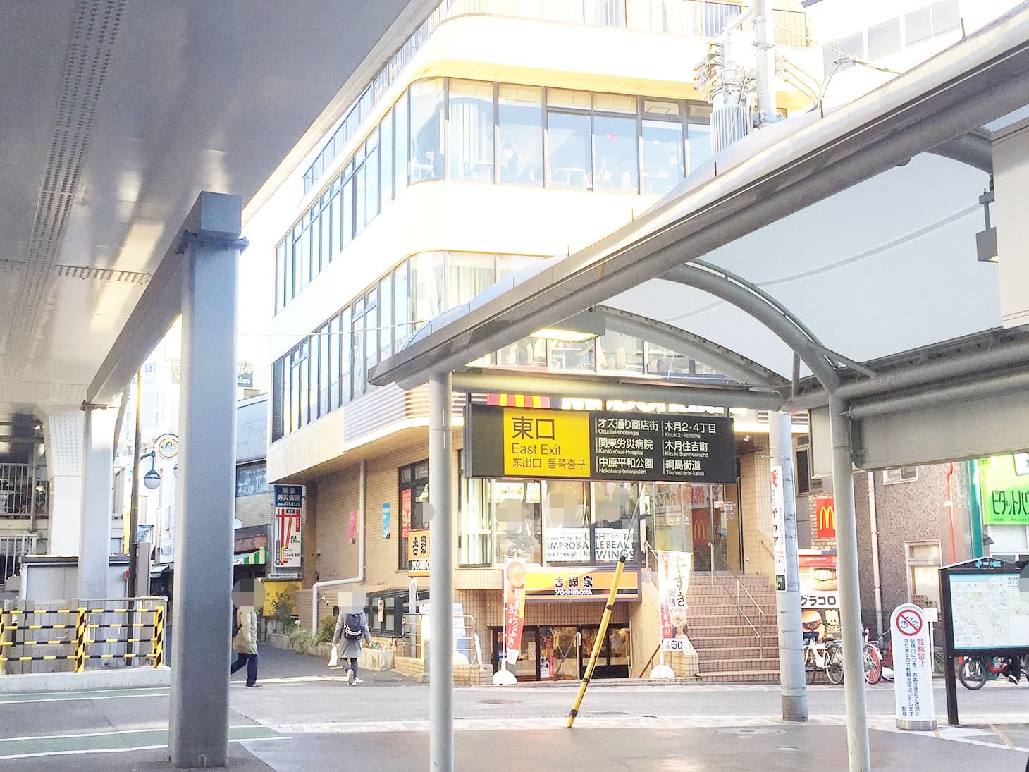 東口を出ると、向かいにはマクドナルドや吉野家があります。