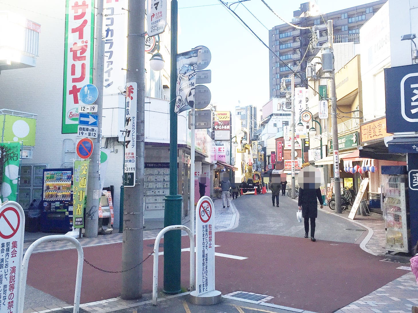 サイゼリアやドラッグストア「トモズ」の見える左側に進んでください。