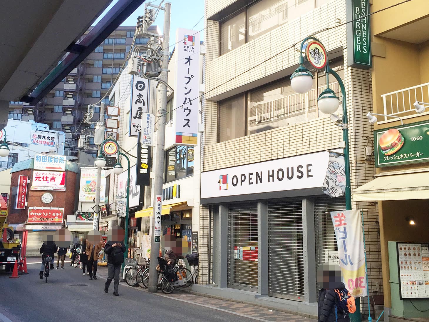 すぐに右手に店舗が見えます。受付までお越しください。