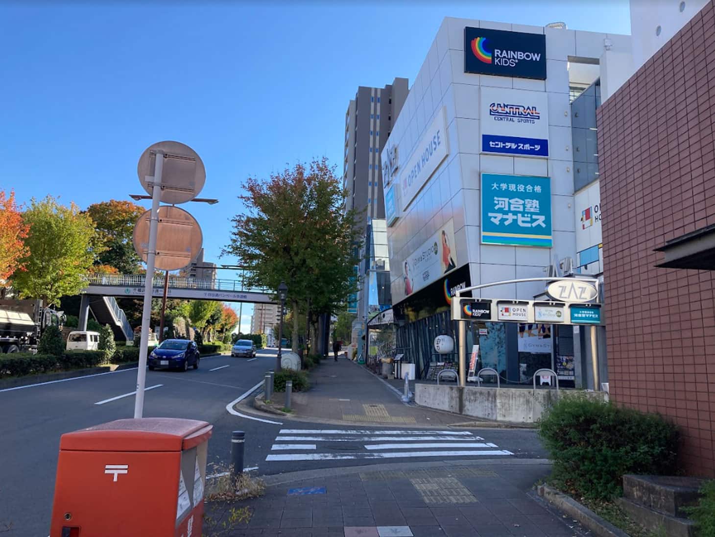 右に歩くと、すぐにオープンハウスの看板が見えてきます。