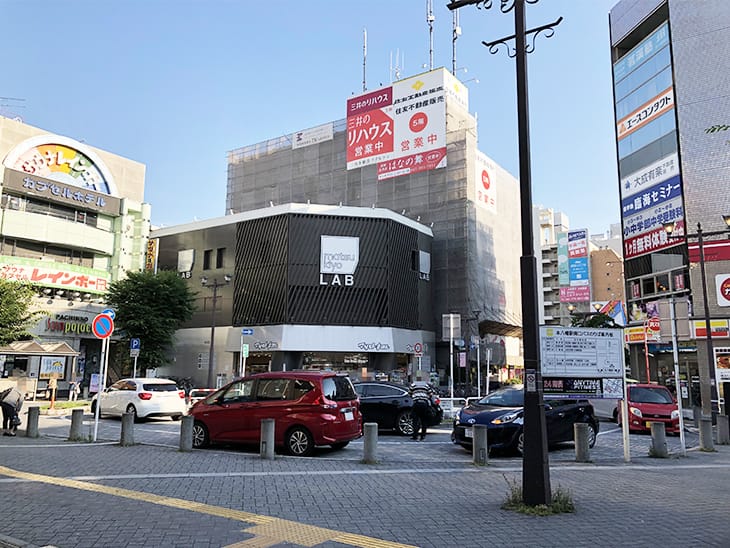 JR「本八幡」駅の南口改札を出たら1階に降りて、駅前のロータリーに出ます。