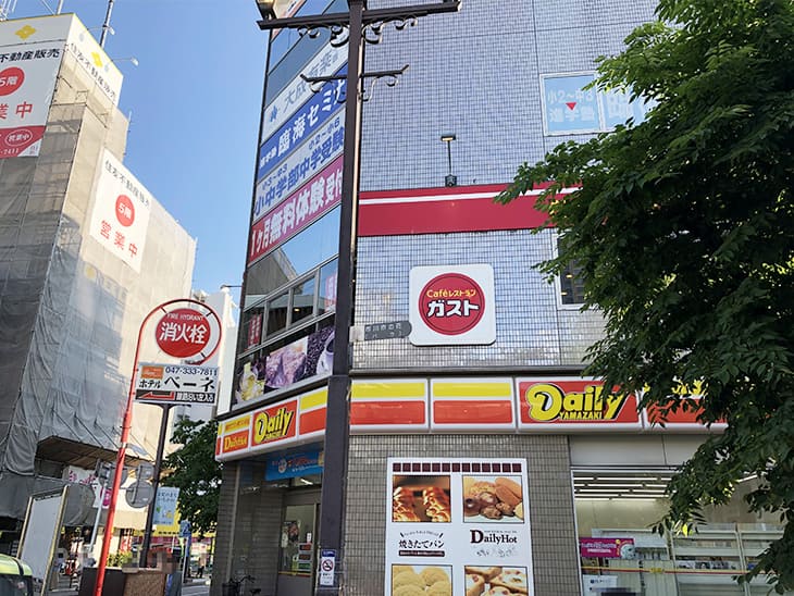 デイリーヤマザキを右手に見ながら、こちらの通りをまっすぐ進んでください。