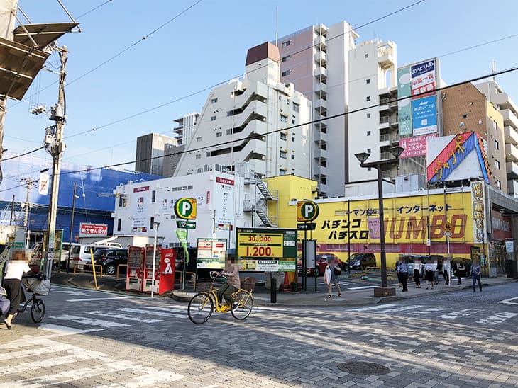 駐車場の角を左に曲がります。