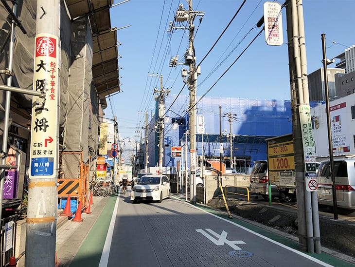 左に曲がるとこのような風景になります。この通りをまっすぐ進みます。