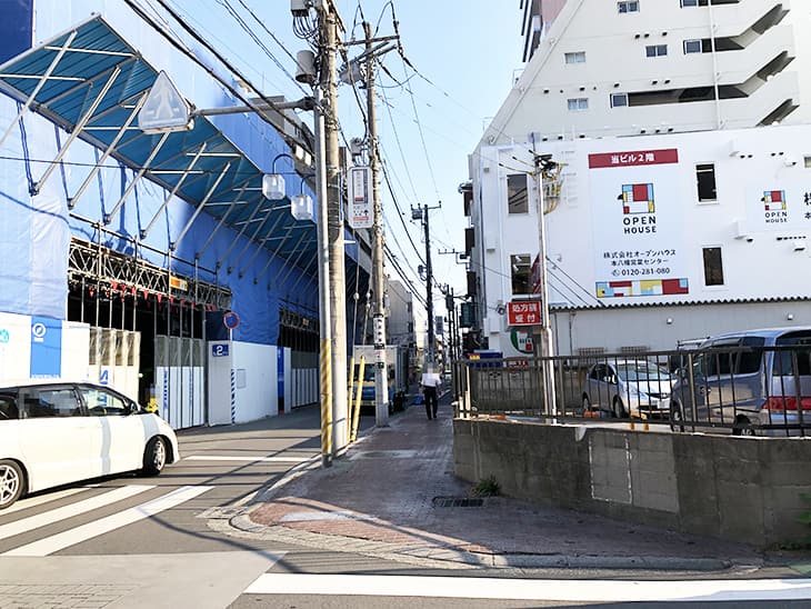 角まで来たら、右に曲がってください。