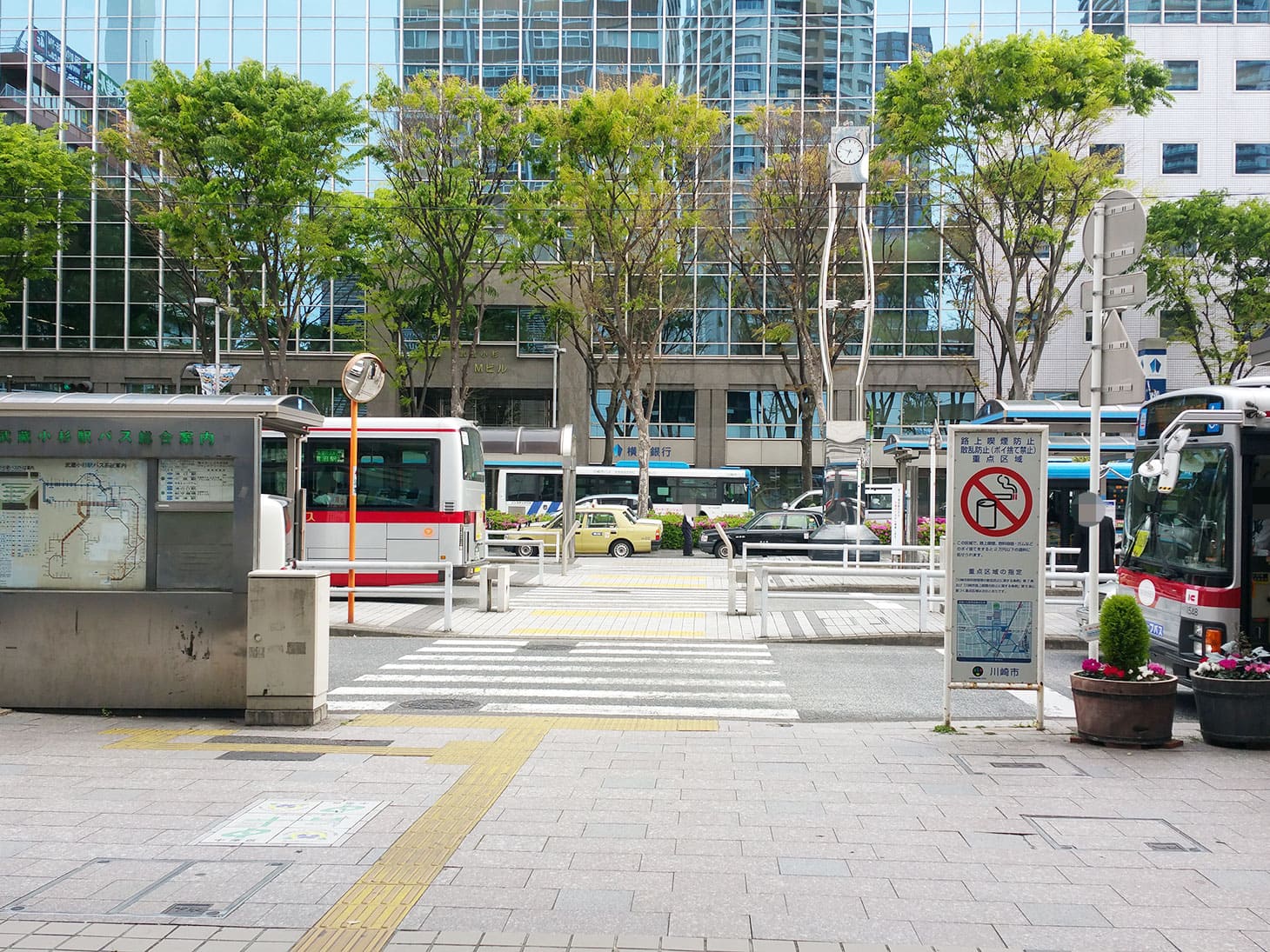 1階に降りると、このような風景です。信号は渡らずに、右側に進んでください。