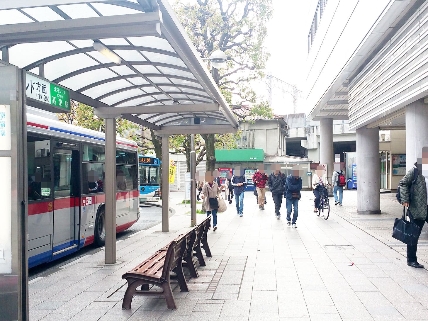 右側に、交番、宝くじ売り場、中華「大三元」などを見ながら、道なりに進みます。