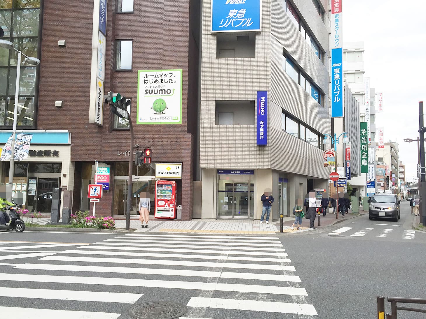 この交差点が見えたら、みずほ銀行のある方に渡り、線路沿いの道をそのまままっすぐ進みます。