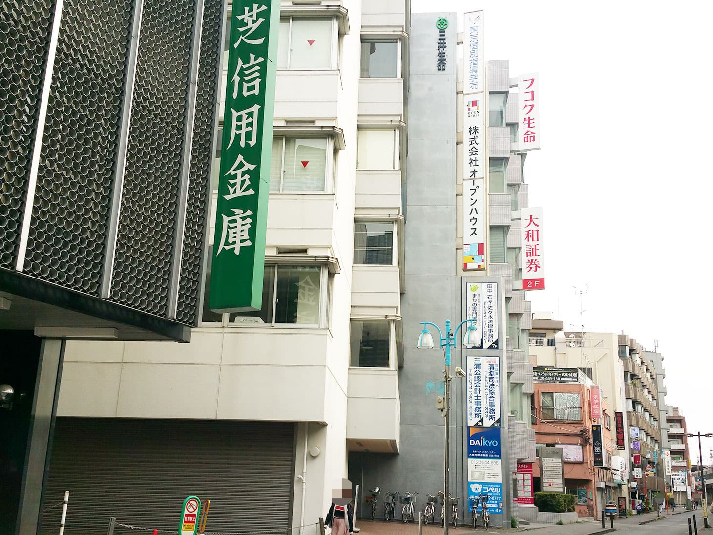 すぐに、左前方に、オープンハウスの看板が見えてきます。