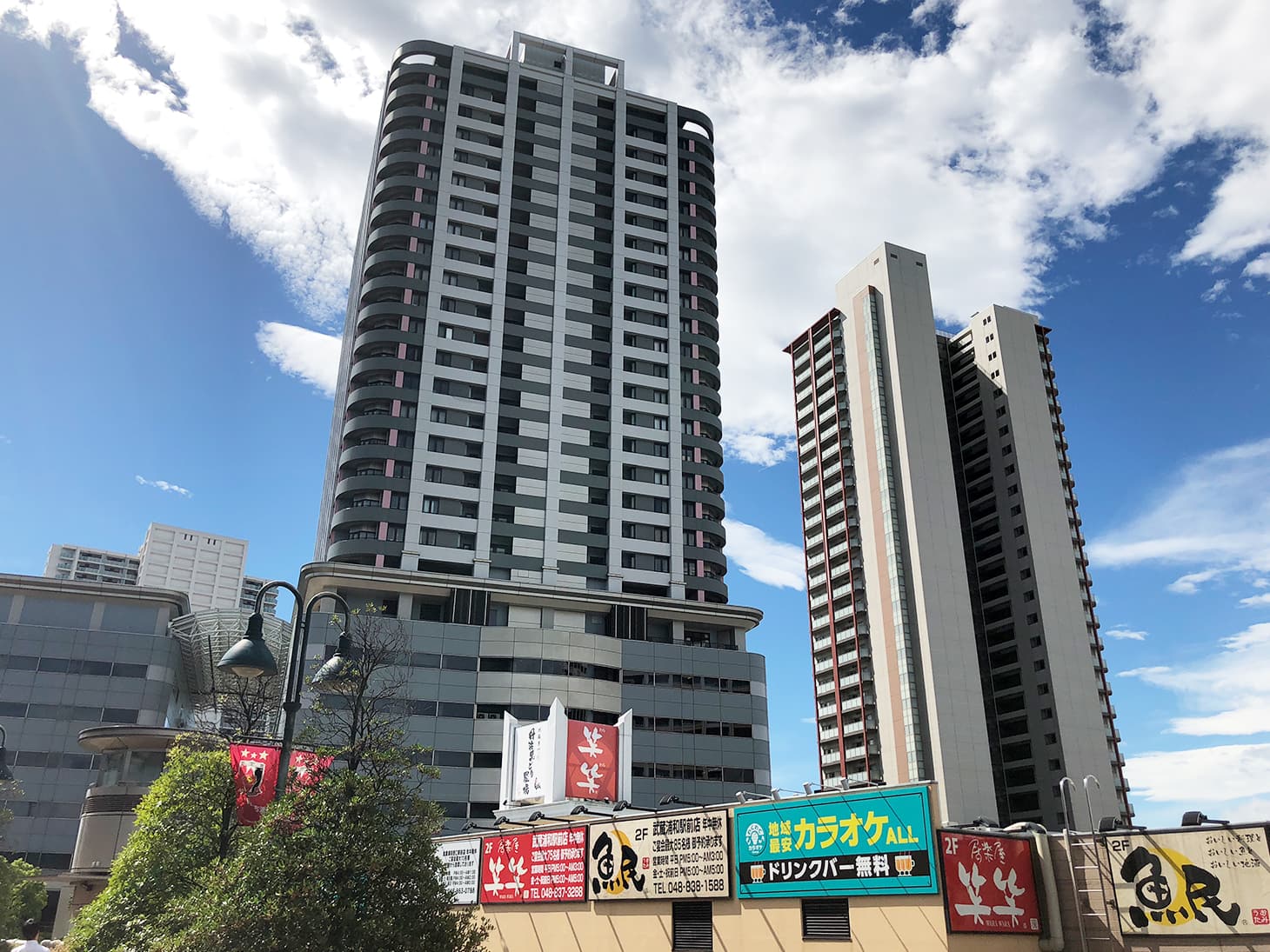 西口を出たら、ペデストリアンデッキを左側に向かって進んでください。