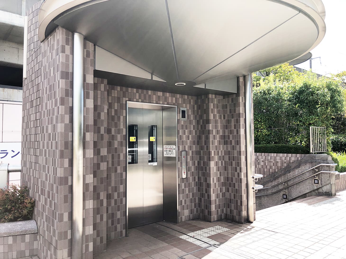 少し歩くと左手にこちらのエレベーターが見えますので、エレベーターで１階まで降ります。