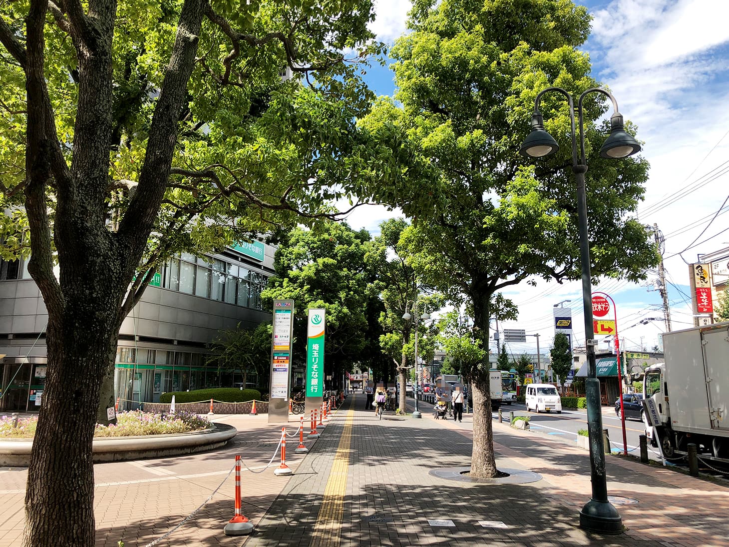 １階に降りたら、左側、埼玉りそな銀行方面にまっすぐ進みます。