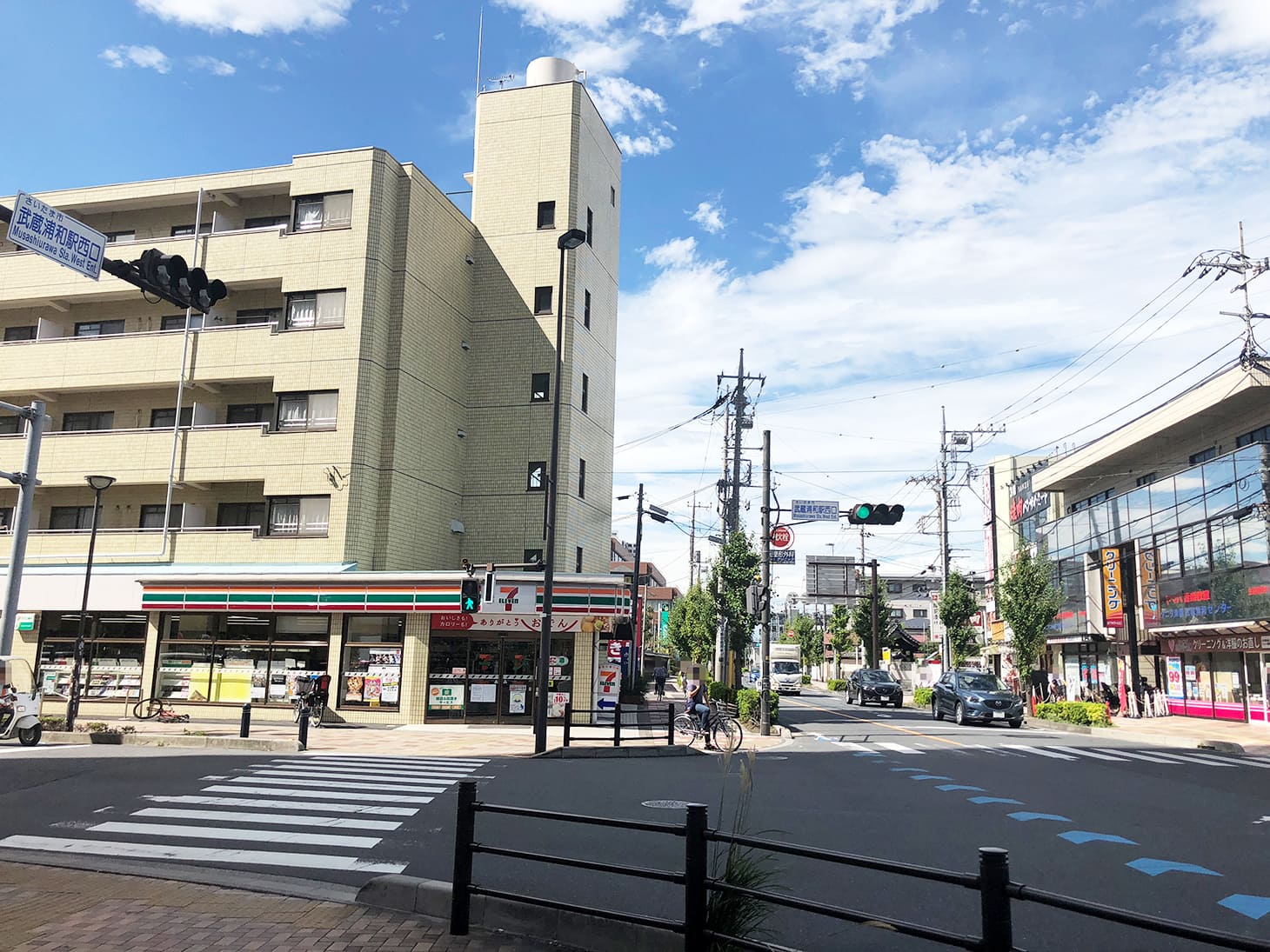 しばらくすると、前方にセブンイレブンが見えますので、セブンイレブンの方へ渡ってください。