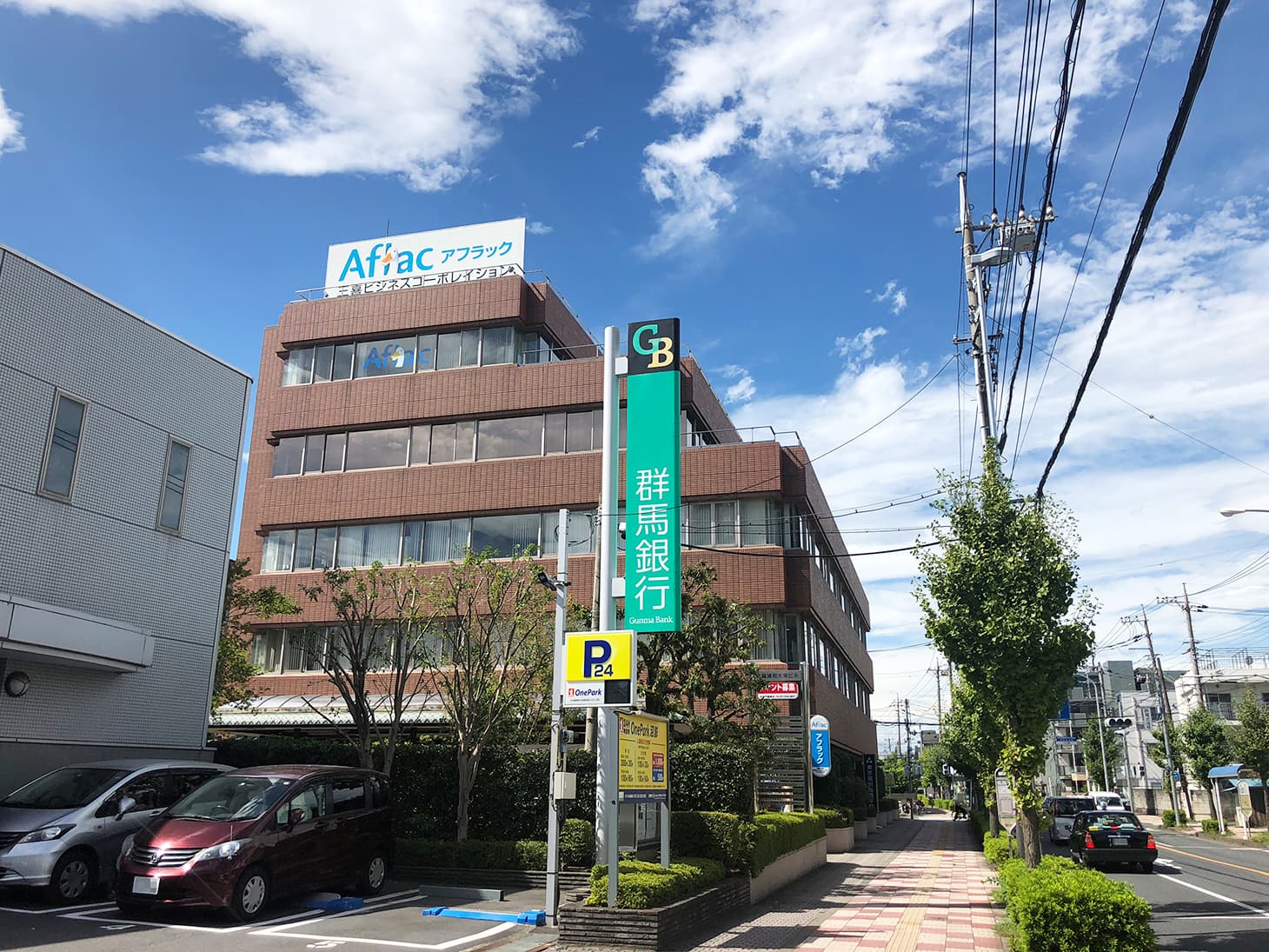 そのまま2分ほど歩くと、左手前方に見えてくるこちらの茶色い建物が当社です。２階受付までお越しください。