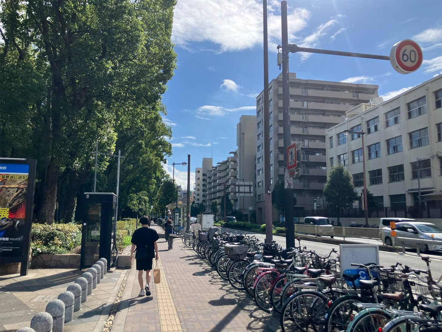 地上に出たら、長居公園を左手に直進します。