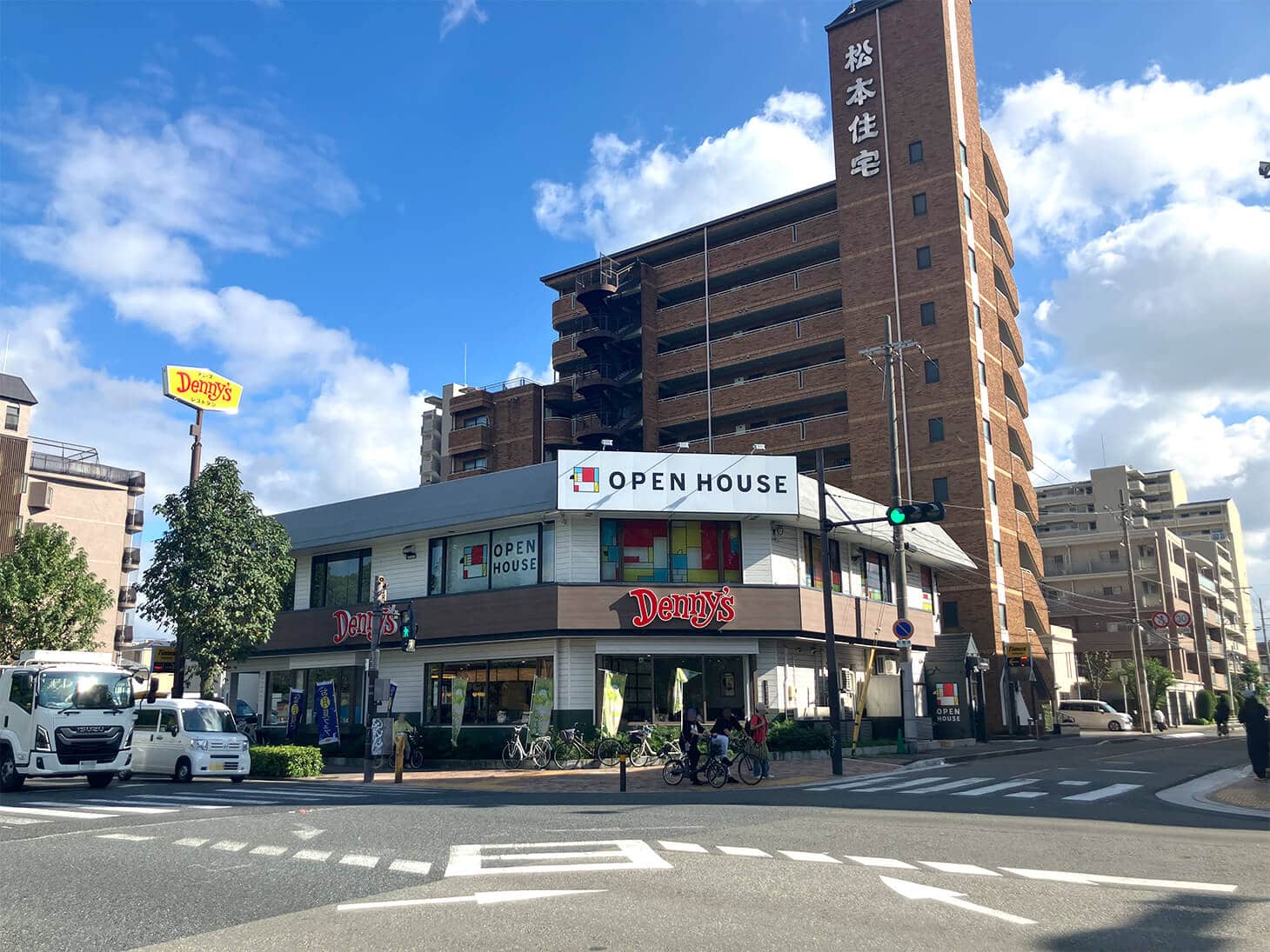 道路の向かい側に看板が見えてきます。