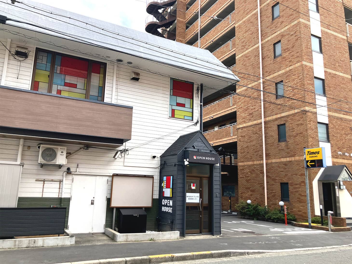 入り口は建物の側面にあります。オープンハウスのロゴが目印です。