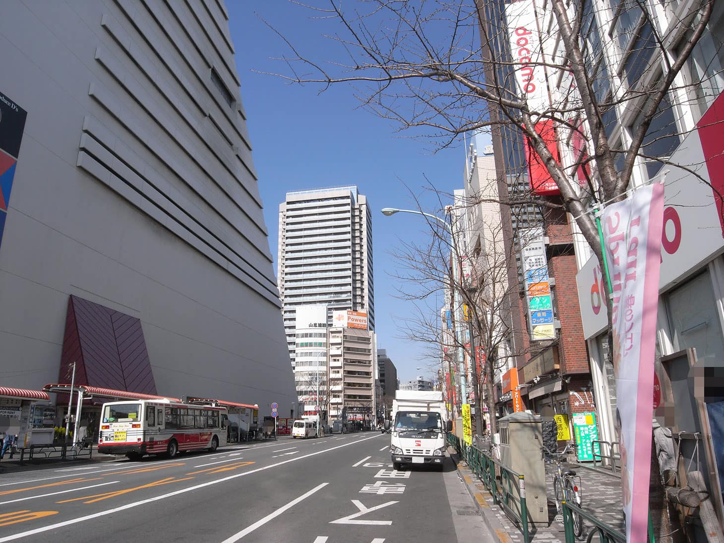 中野サンプラザを左手に見ながらそのまままっすぐお進みください。