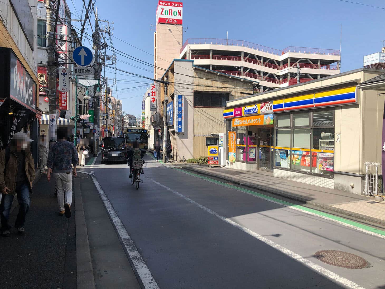 突き当りを右折します。右折すると右手にミニストップが見えます。ここから道なりにお進みください。160m先に店舗がございます。