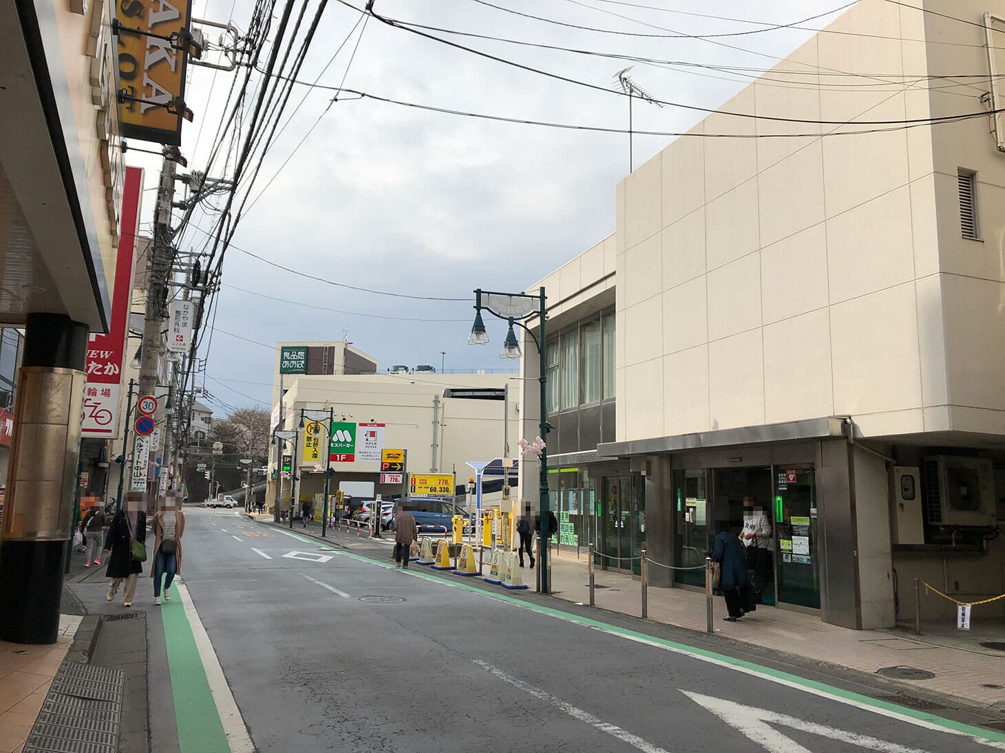 三井住友銀行の先に「右折入庫禁止」という黄色い注意書きが貼ってある建物が見えてきます。