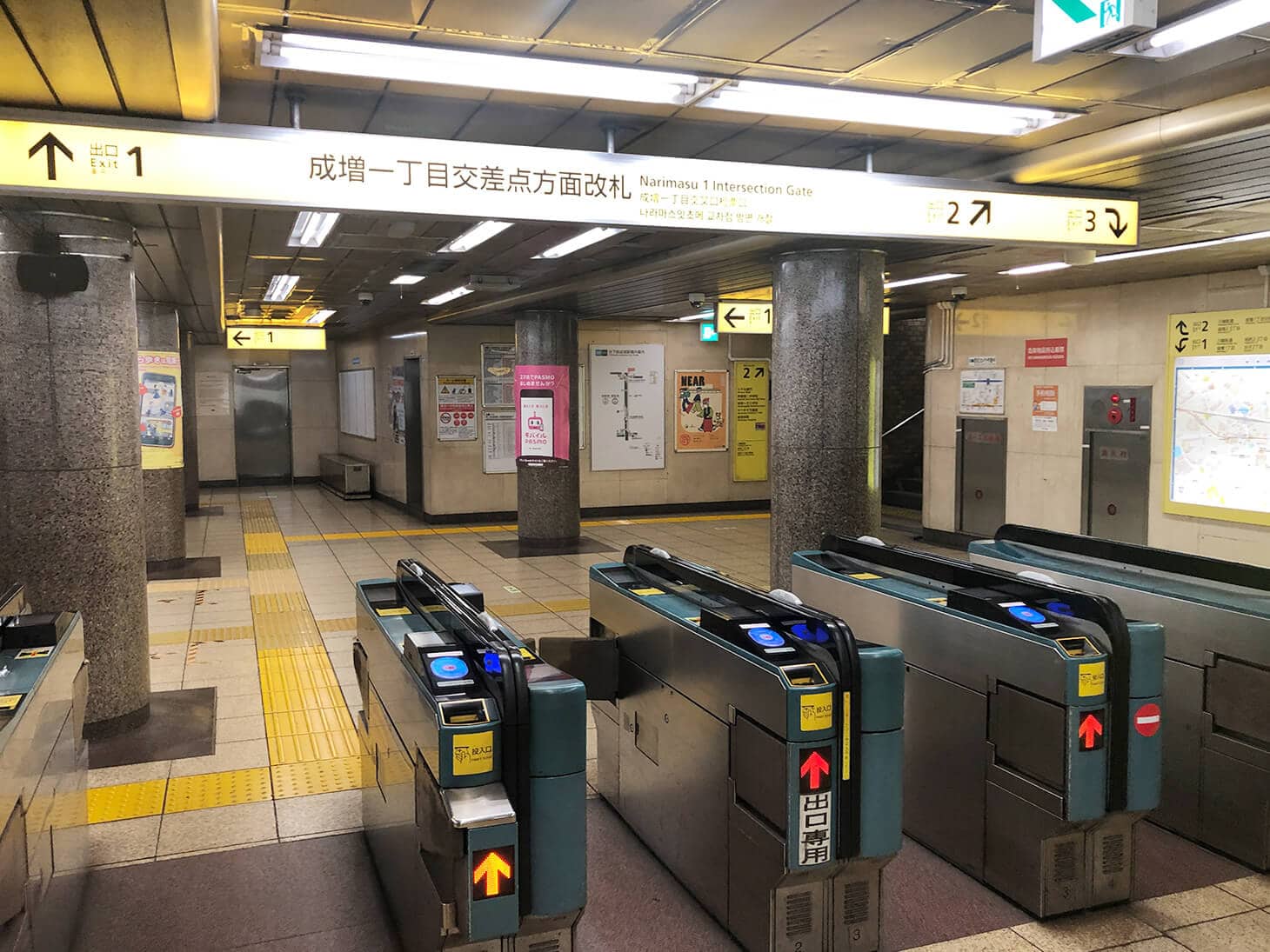 東京メトロ有楽町線、副都心線「地下鉄成増」駅の「成増一丁目交差点方面改札」を出ます。