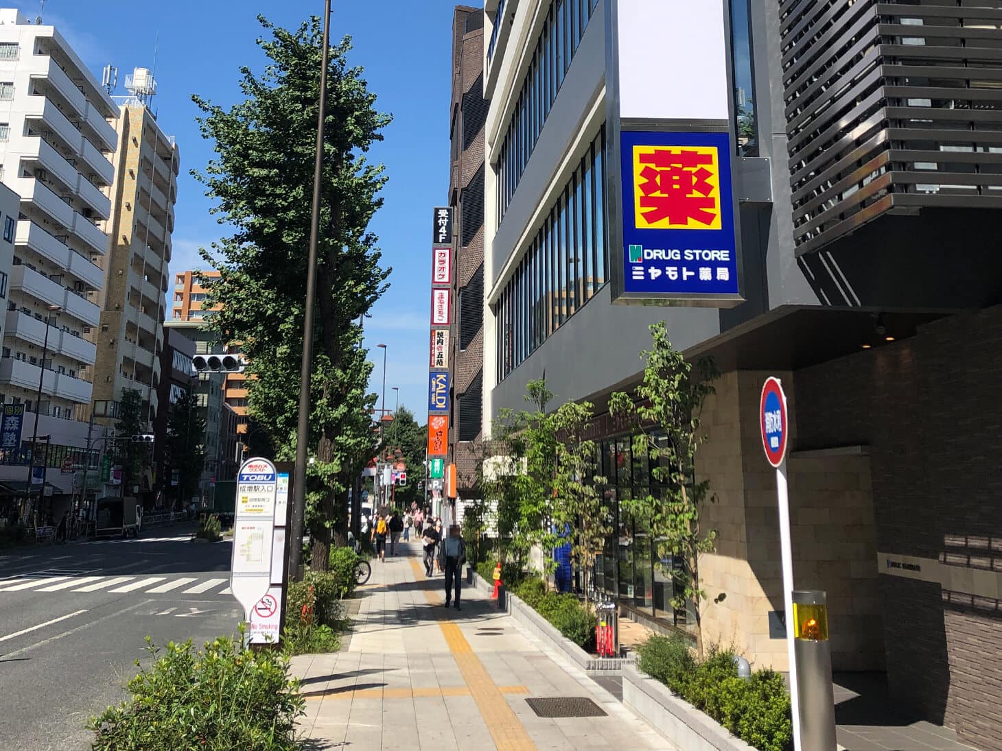 地上へ出て、右に曲がり歩道を歩くとほどなくして右手側にヒューリック成増が見えてきます。