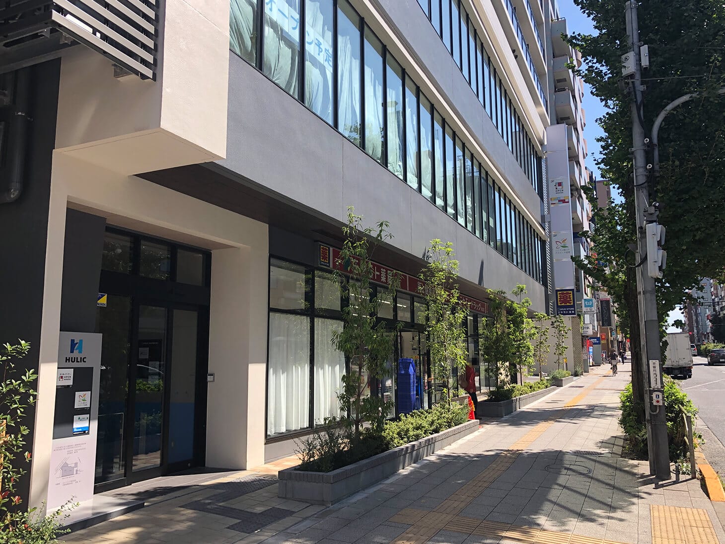 こちらの入り口からエレベーターを使い、3階へとお越しください。