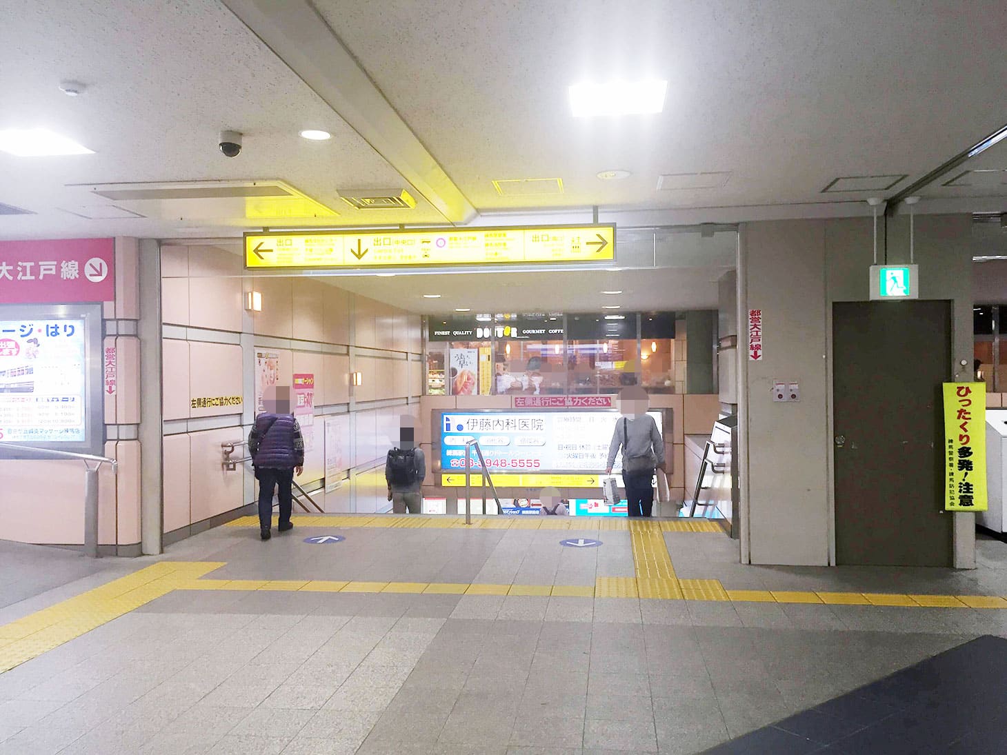 西武池袋線「練馬」駅の改札を出てたら、1階の中央口を目指します。こちらの階段を下りて、しばらく歩きます。