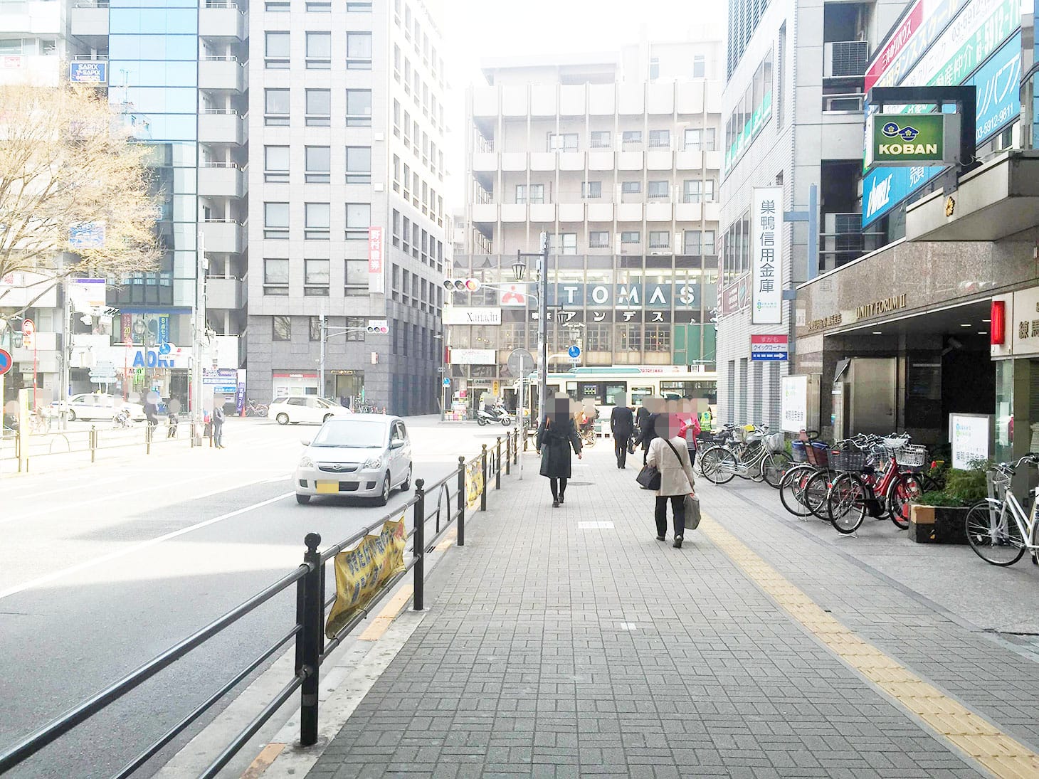 中央口から外に出たら、右側に歩きます。右手には、交番があります。この道路の突き当たりを、右に曲がります。